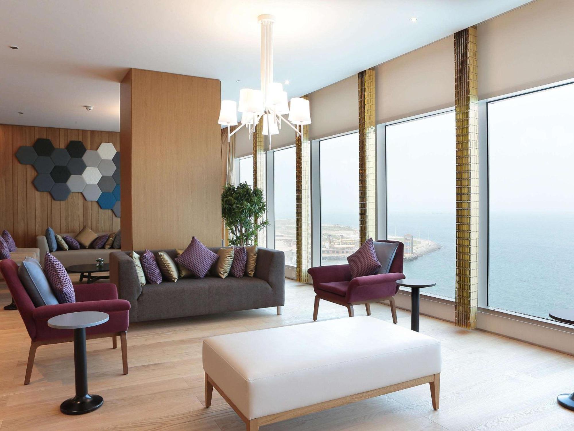 Novotel Jazan Exterior foto The Club Lounge at the Ritz-Carlton, Dubai