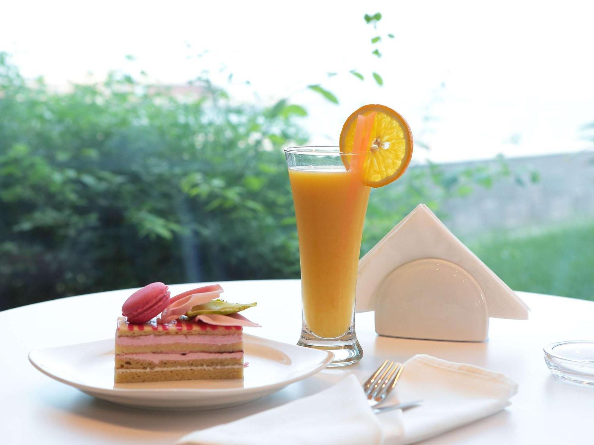 Novotel Jazan Exterior foto A glass of orange juice