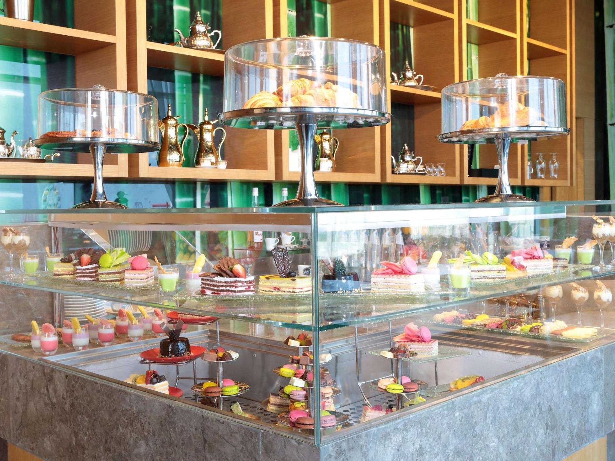 Novotel Jazan Exterior foto A display case of petit fours