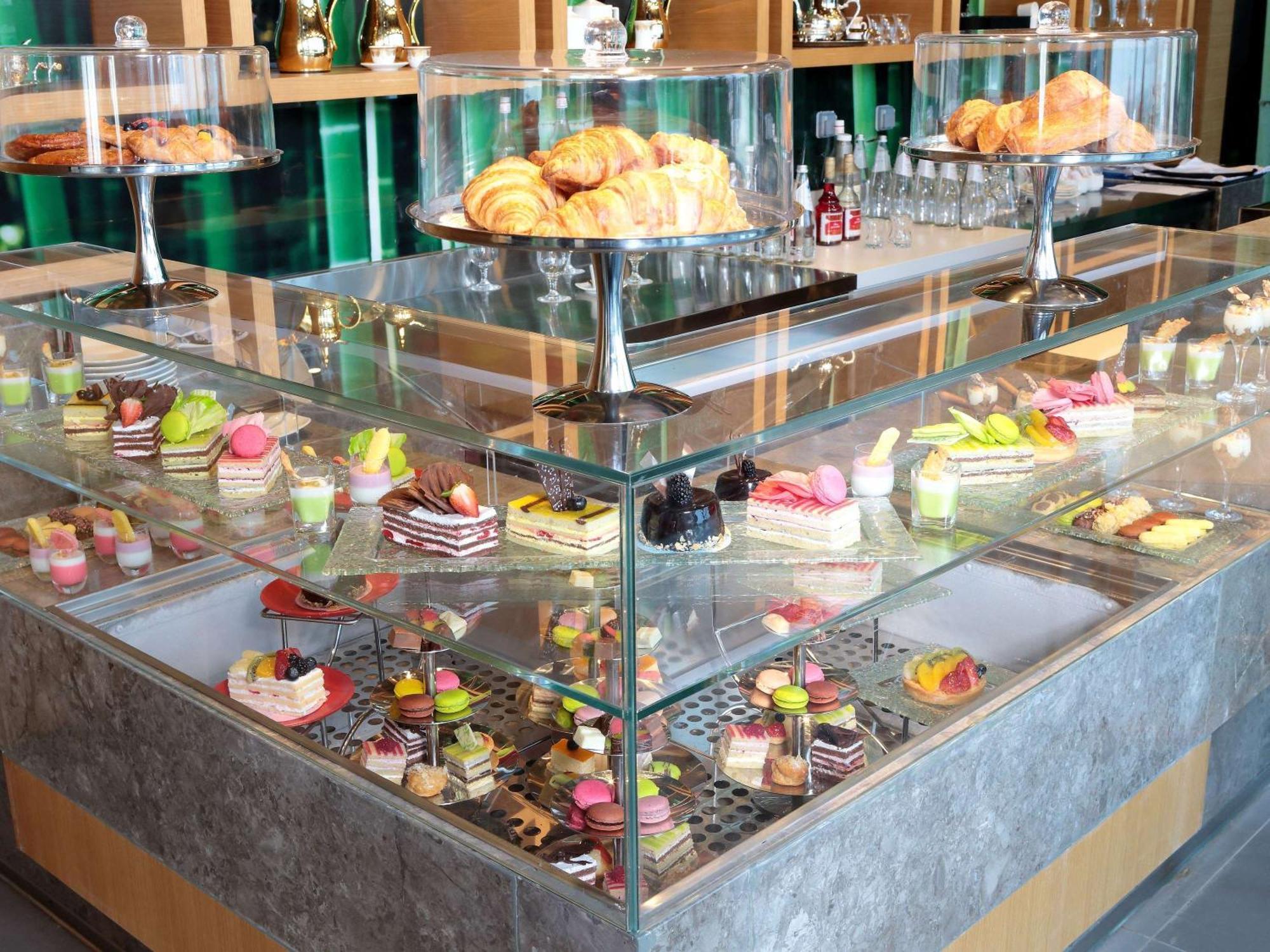 Novotel Jazan Exterior foto A display case with desserts