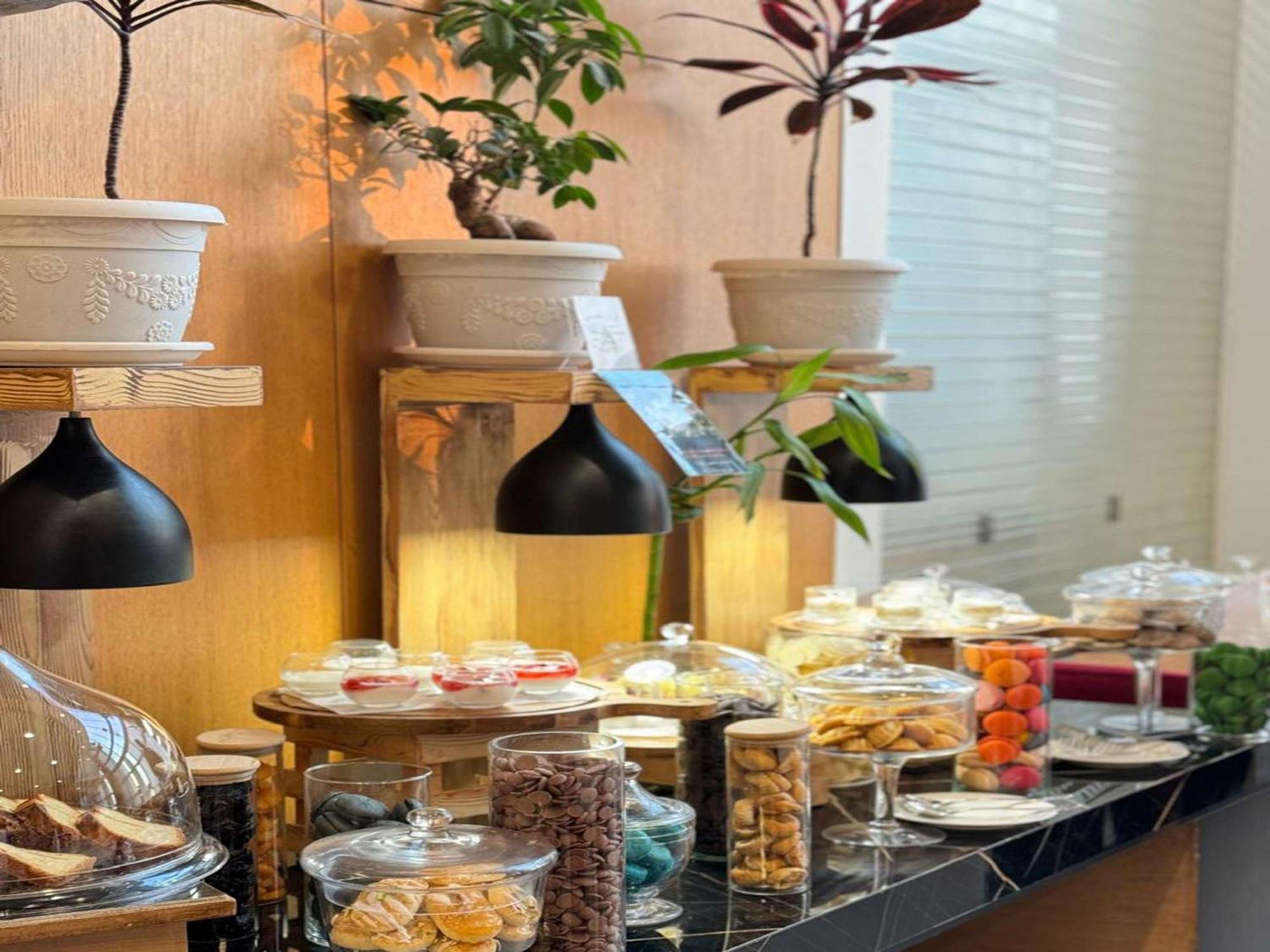 Novotel Jazan Exterior foto A dessert buffet