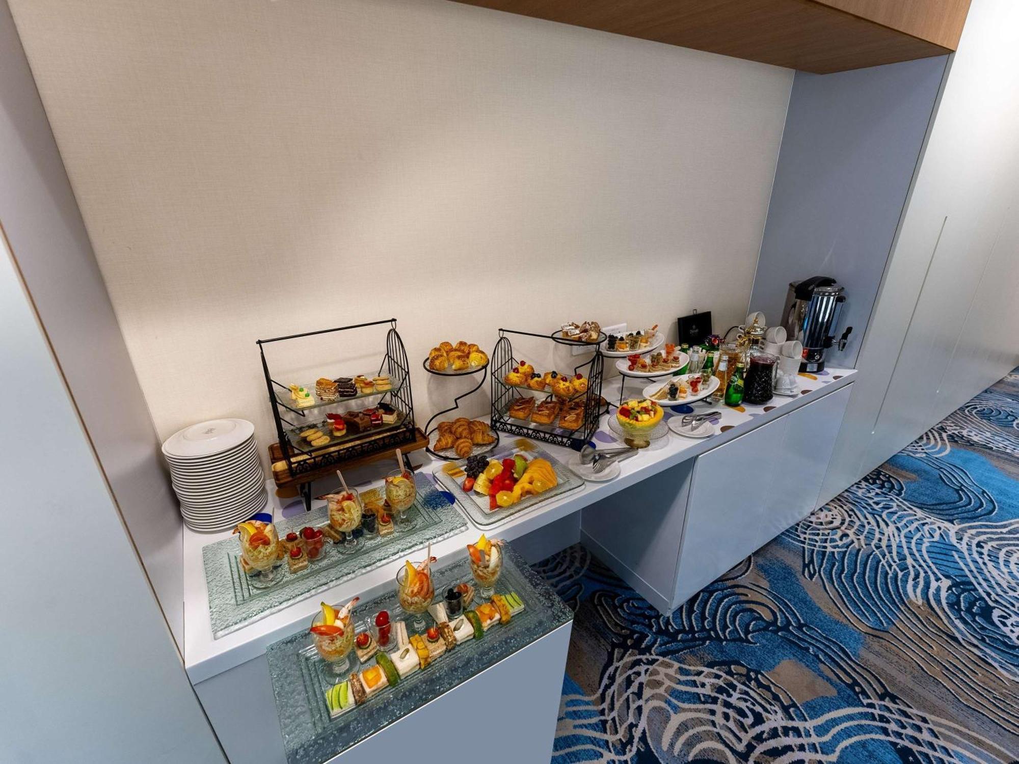 Novotel Jazan Exterior foto A buffet at a hotel