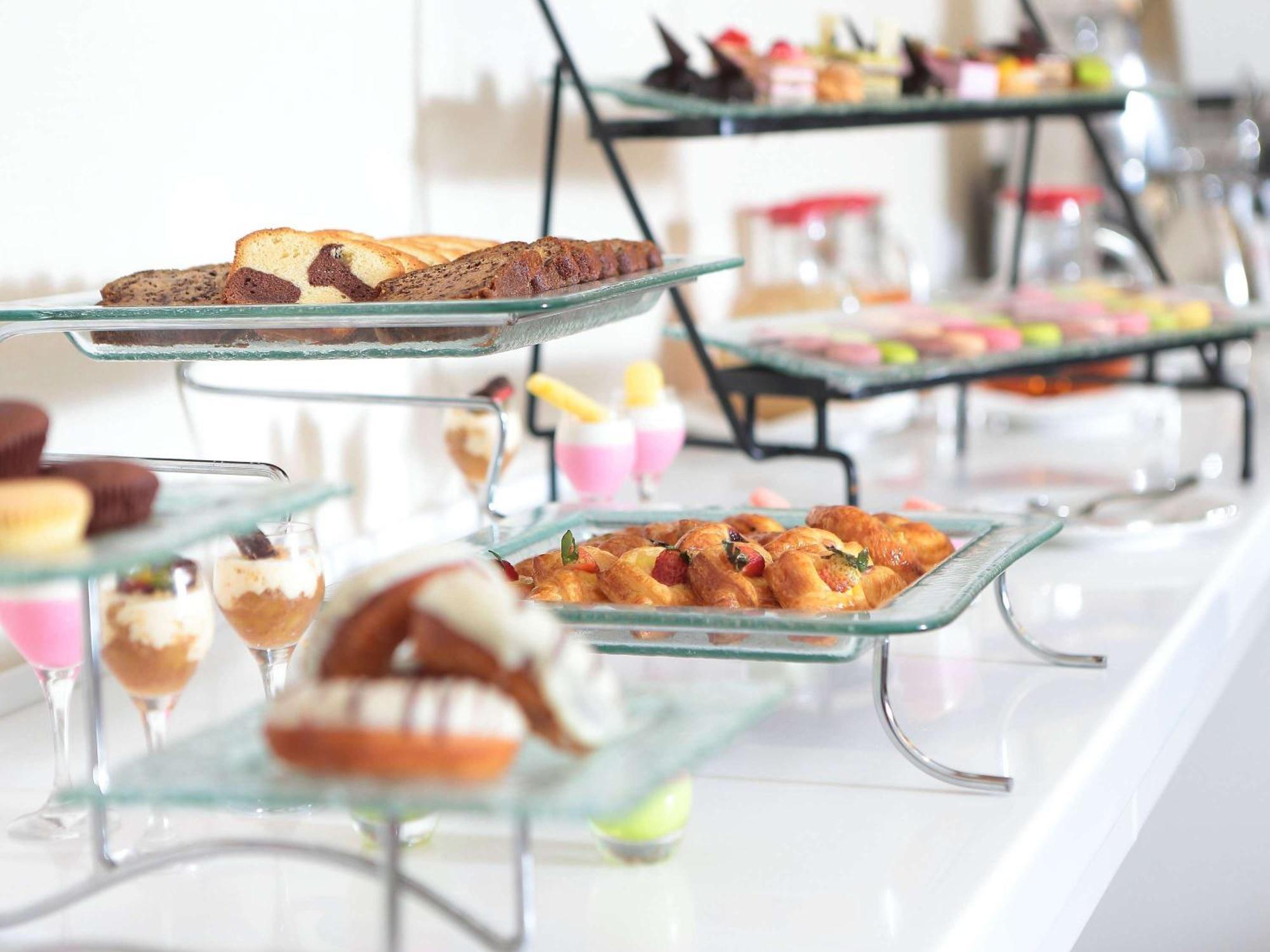 Novotel Jazan Exterior foto A dessert buffet