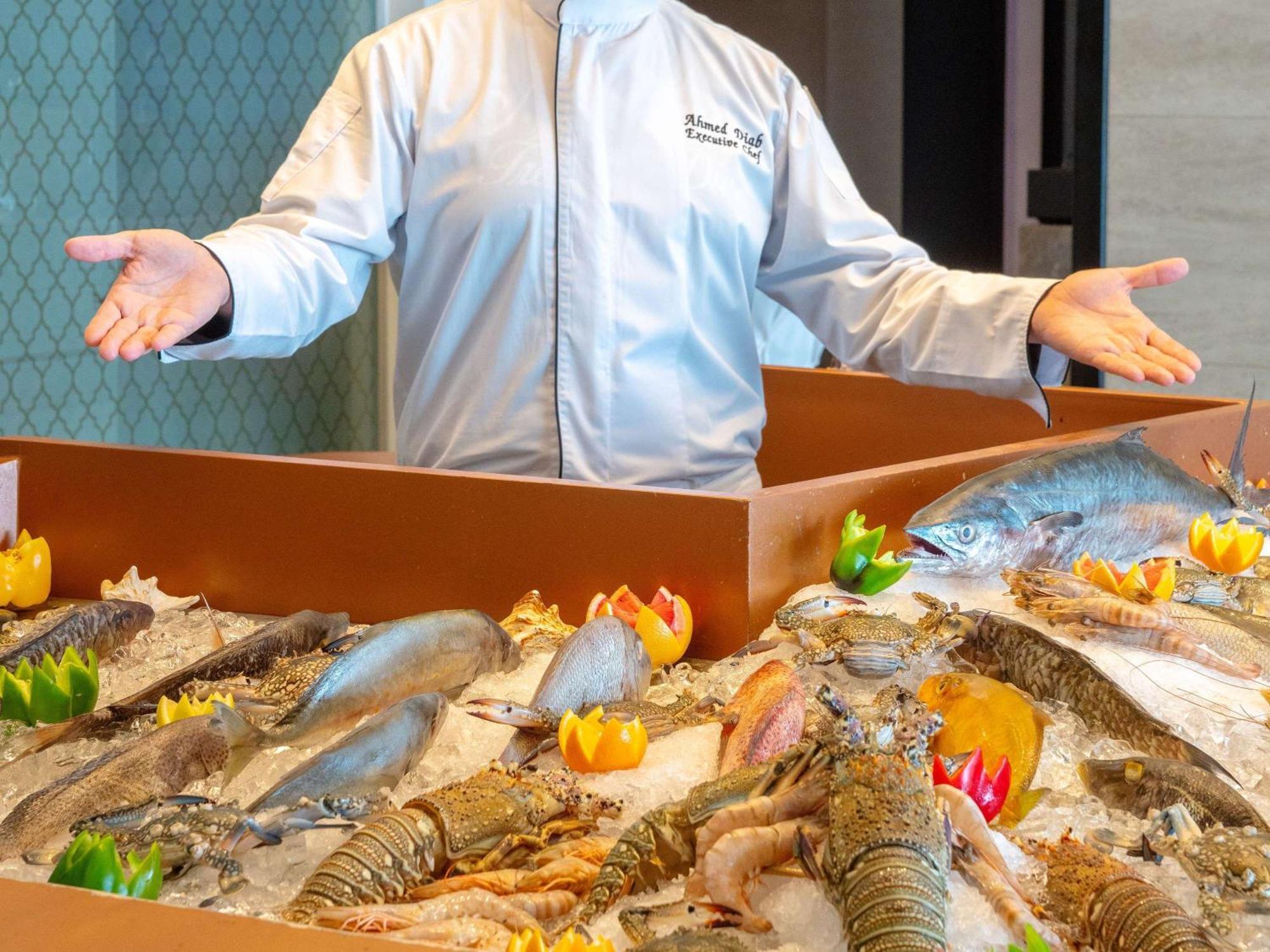 Novotel Jazan Exterior foto A seafood display at a restaurant