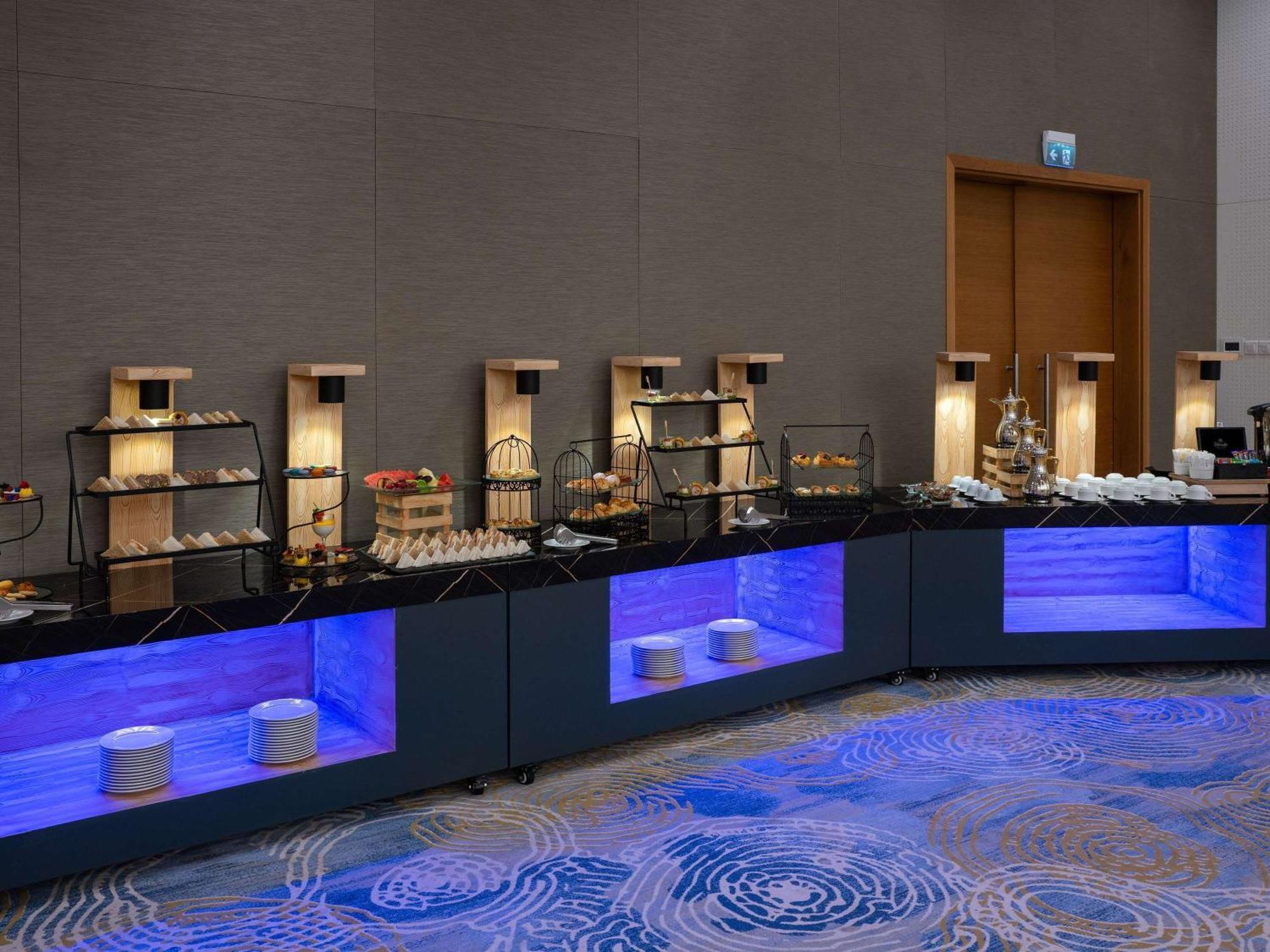 Novotel Jazan Exterior foto A buffet at a hotel