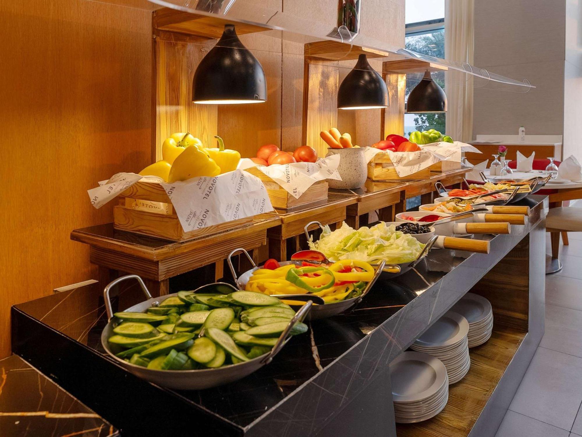 Novotel Jazan Exterior foto A salad bar