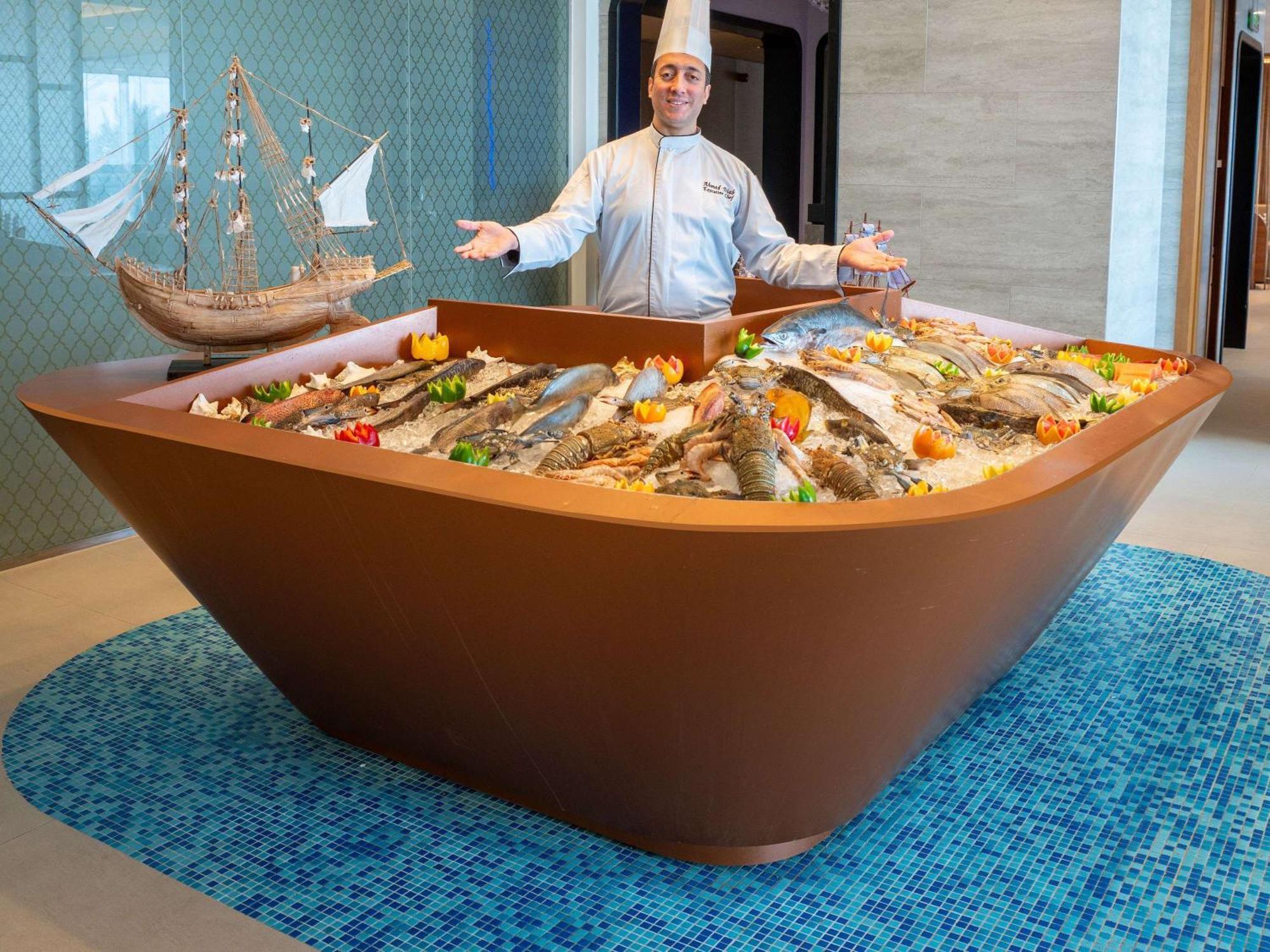 Novotel Jazan Exterior foto A seafood display at a hotel
